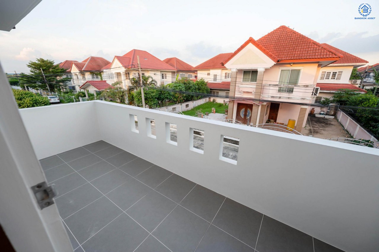 บ้านมือสองตกแต่งใหม่ โครงการ ลภาวัน9 ชัยพฤกษ์-ปากเกร็ด เนื้อที่ 71.9 ตร.ว. ฟังก์ชัน 3 ห้องนอน 3 ห้องน้ำ 1 ห้องอเนกประสงค์ 2 ที่จอดรถ ภายในบ้านกว้างขวาง ตอบโจทย์ทุกคนในครอบครัว บนทำเลที่ดีที่สุด เดินทางสะดวก เชื่อมต่อเมือง ใกล้เซ็นทรัลแจ้งวัฒนะ โรบินสัน ไลฟ์ไตล์ ราชพฤกษ์ และรถไฟฟ้าสายสีม่วง "สถานีบางพลู"